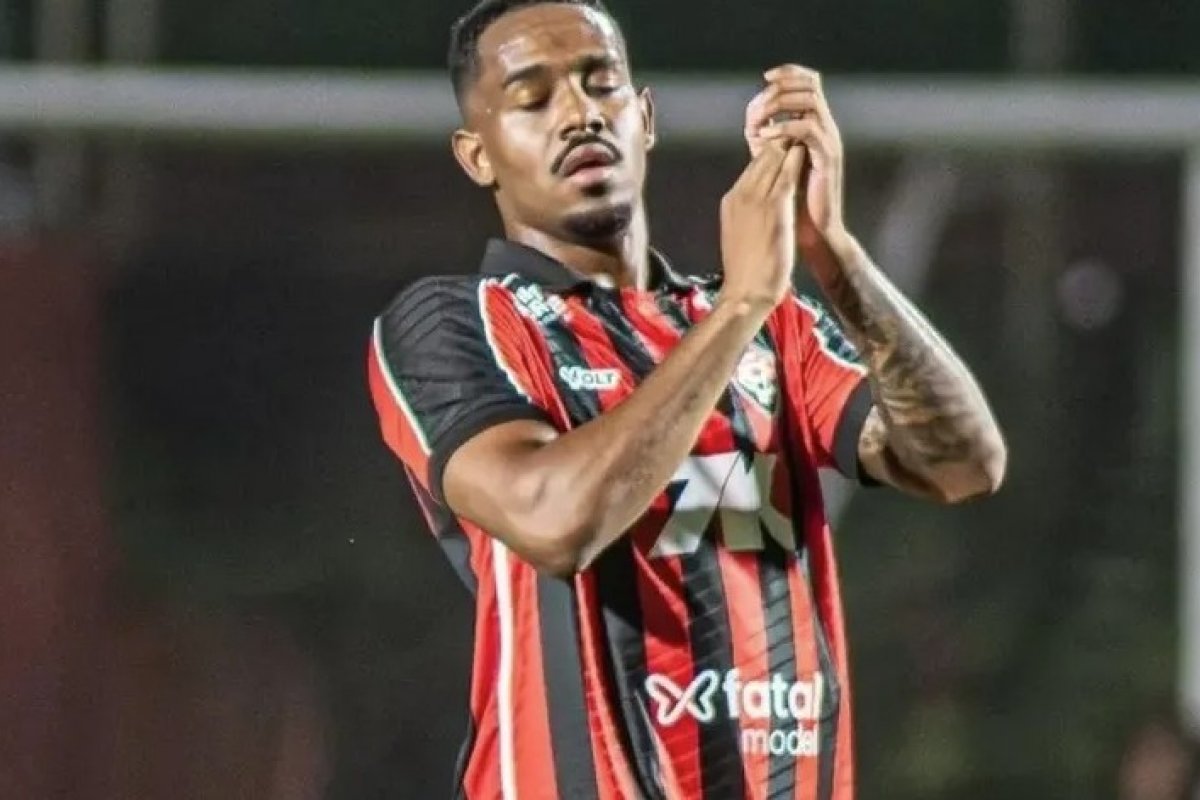 Nova baixa no Vitória: zagueiro sofre lesão grave após BaVi e passará por cirurgia 