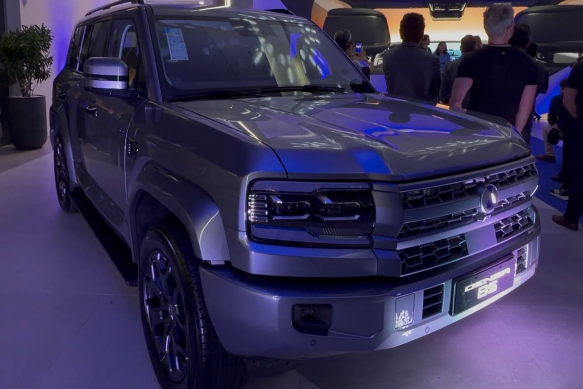 Denza entrega SUV híbrido a embaixadora e anuncia 1.000 super carregadores