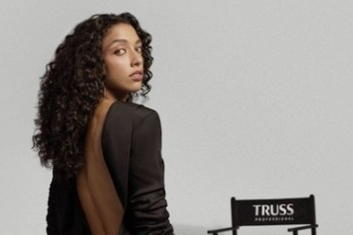 Alice Carvalho revela Absolute Dark, tom exclusivo criado por TRUSS, para viver  próxima personagem no cinema e exibe novos fios à caminho da premiação em Los Angeles! 