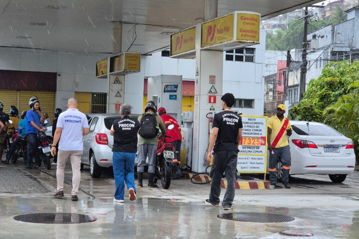 Refinaria e postos de combustíveis são alvos de operação do Procon-Ba para fiscalizar os preços dos combustíveis