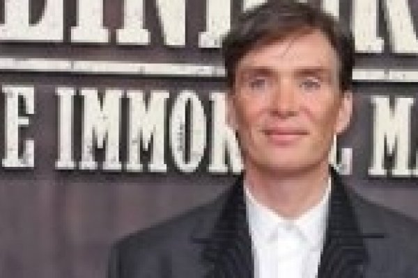 [Calvin Klein veste Cillian Murphy para a estreia de 