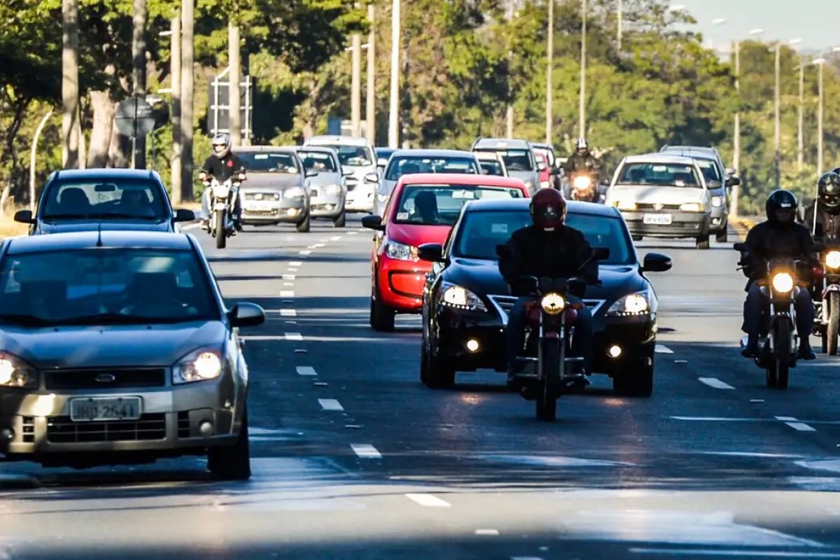 Projeto cria CNH diferente para carros automáticos e manuais