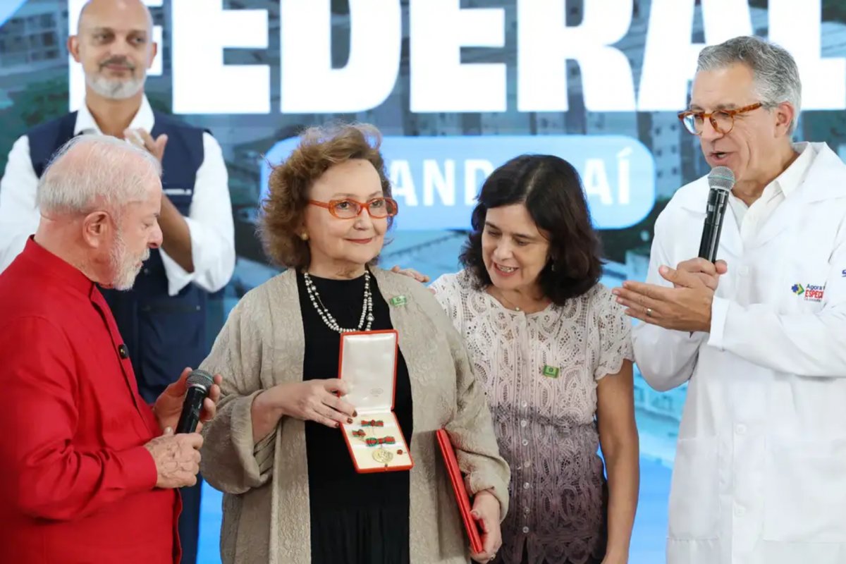 Pesquisadora Margareth Dalcolmo recebe Medalha de Mérito Oswaldo Cruz em reconhecimento à atuação na saúde pública