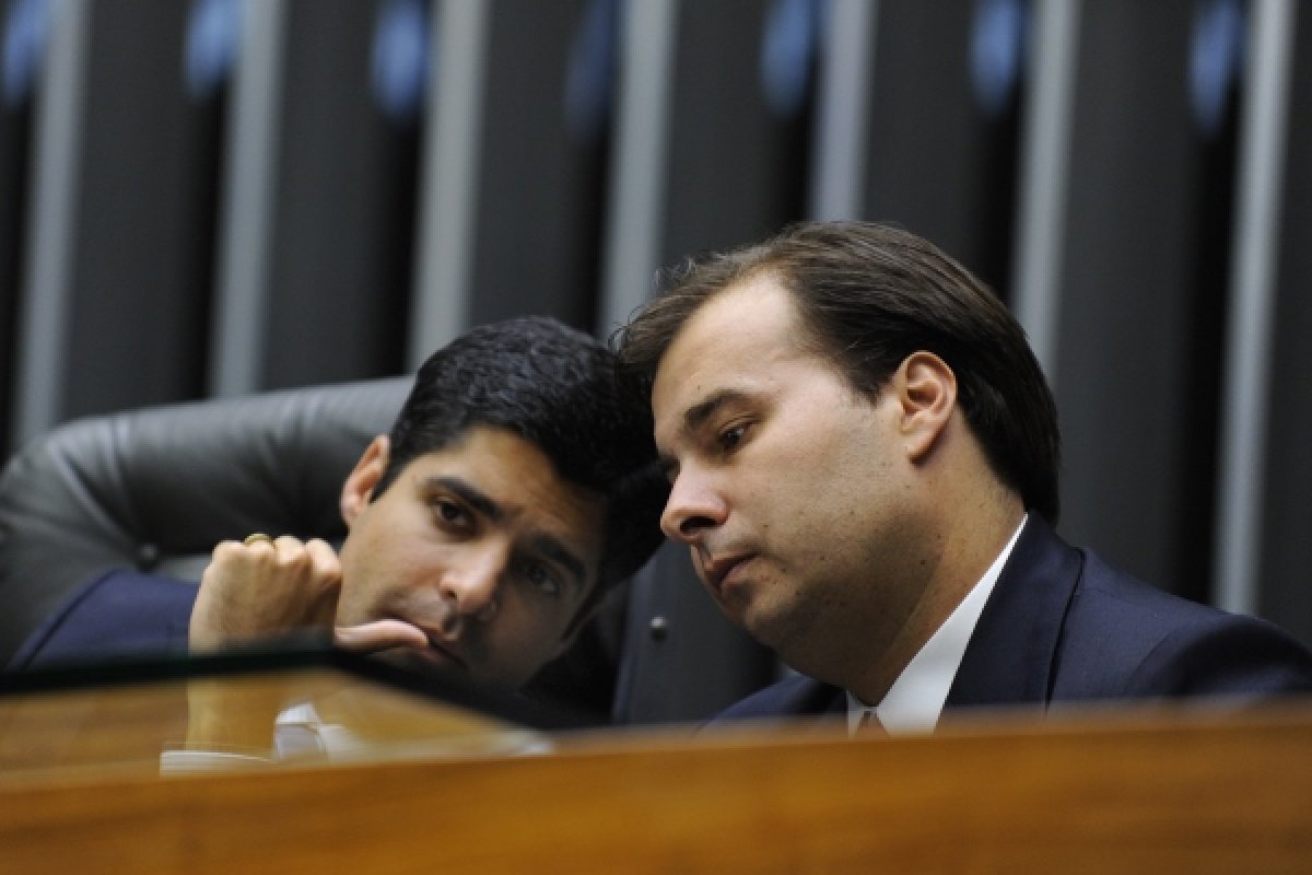 ACM Neto demonstra preocupação com o futuro de Rodrigo Maia