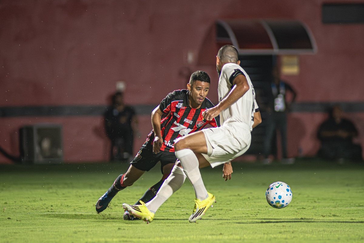 Vitória vence o Atlético-MG no Barradão e sobe momentaneamente na tabela do Brasileiro Vitória vence o Atlético-MG no Barradão e sobe momentaneamente na tabela do Brasileiro