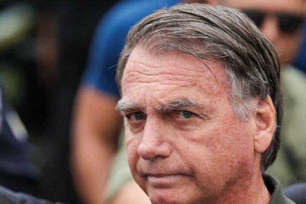 [Defesa vai apresentar novo pedido de domiciliar para Bolsonaro, diz Flávio ]
