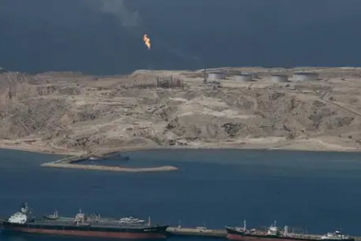 Irã sinaliza abertura para negociar passagem segura de navios no Estreito de Ormuz