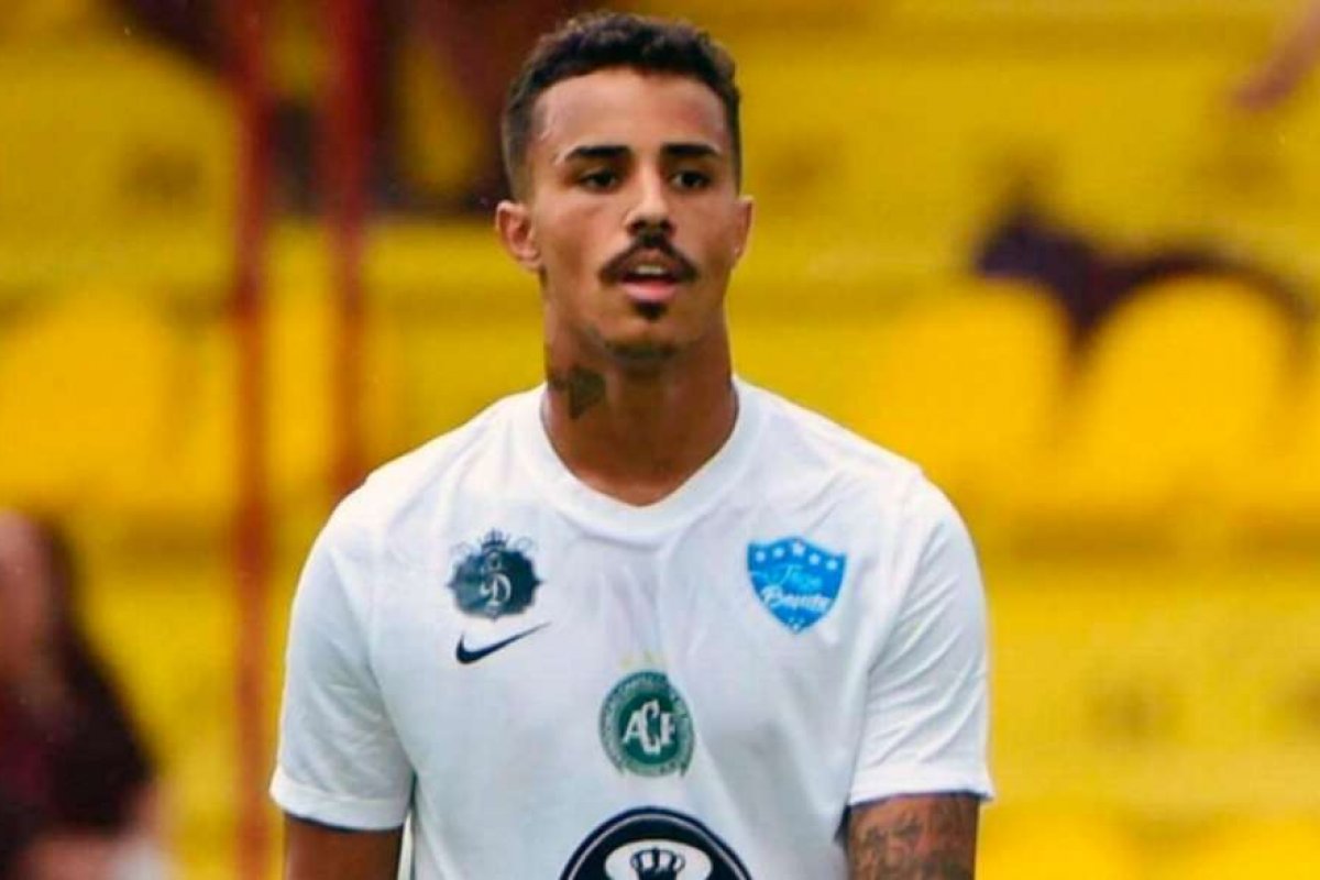 Mc Livinho é registrado como jogador profissional de futebol