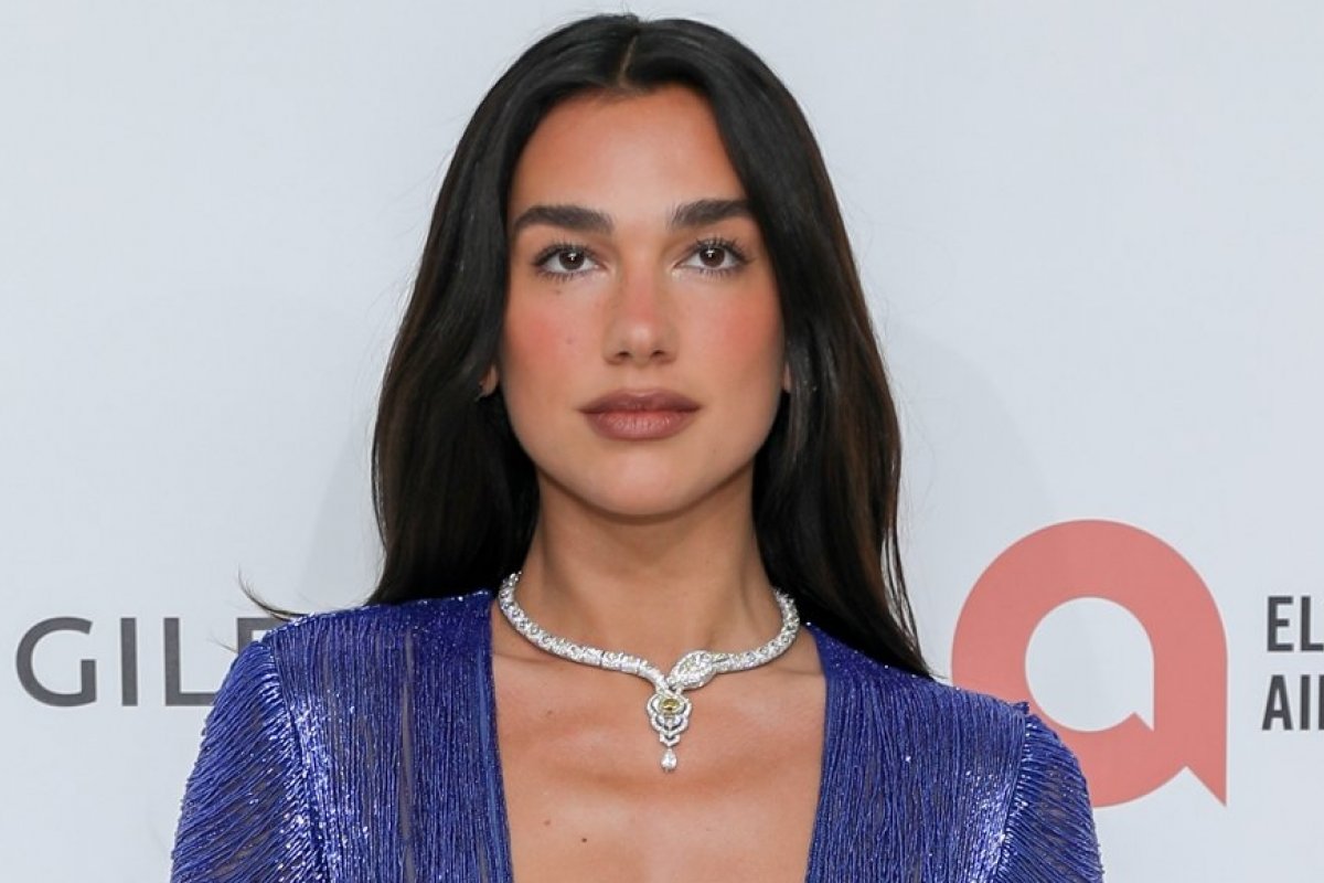 Dua Lipa veste Gucci no jantar anual da Elton John AIDS Foundation (EJAF) na noite do Oscar!
