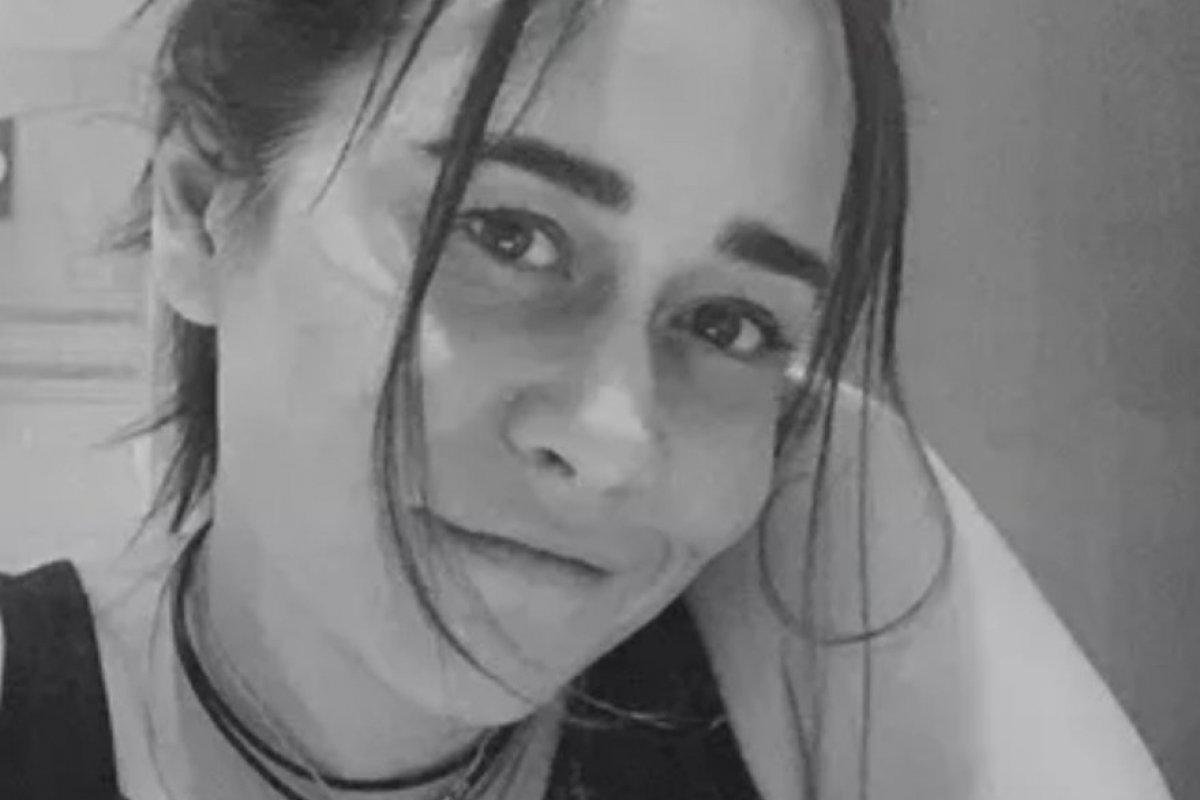 Sem make e de calcinha, Alessandra Negrini escolhe o banheiro para filosofar