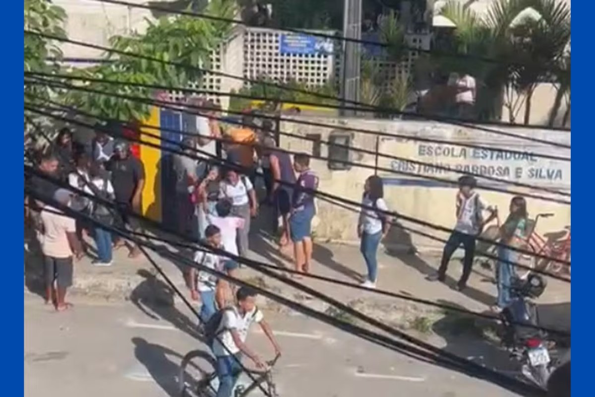 Aluno esfaqueia três colegas dentro de escola estadual de Pernambuco