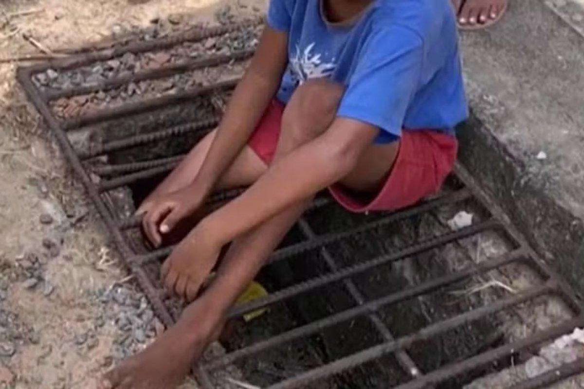 Bombeiros resgatam menino que ficou com o pé preso em bueiro na Bahia