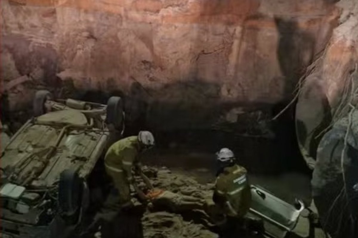 Mulher morre após carro dirigido por marido alcoolizado cair em cratera em rua interditada