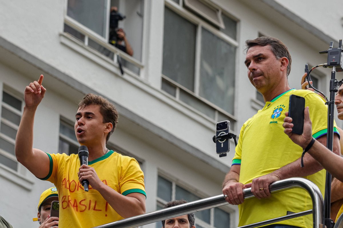 Contatos de Flávio Bolsonaro e Nikolas são encontrados no celular de Vorcaro