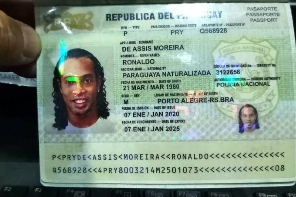 Advogado de Ronaldinho Gaúcho chama o ex-jogador de "tonto"