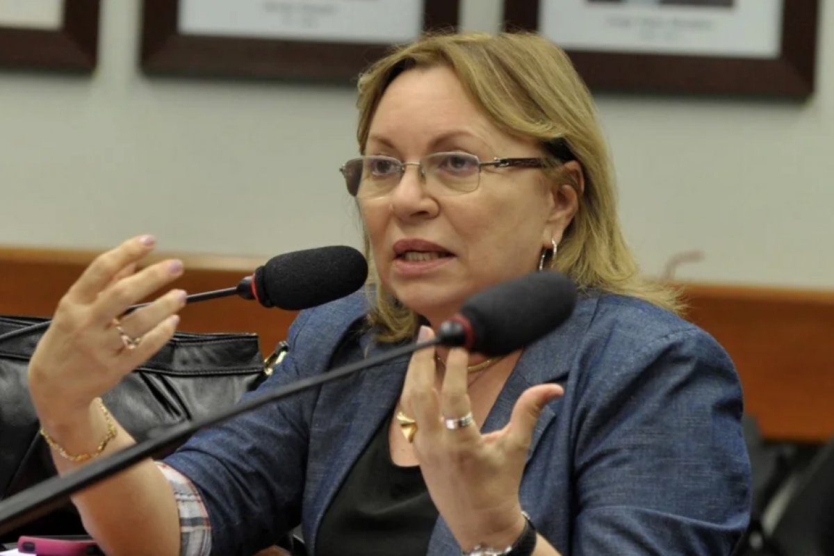 Deputada federal do MDB é alvo de nova operação da PF por descontos indevidos do INSS e terá que usar tornozeleira eletrônica 