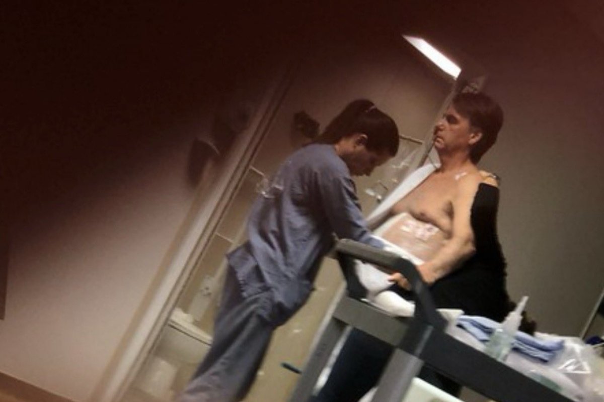 Carlos Bolsonaro publica foto do ex-presidente no hospital e diz que estado de saúde do pai melhorou