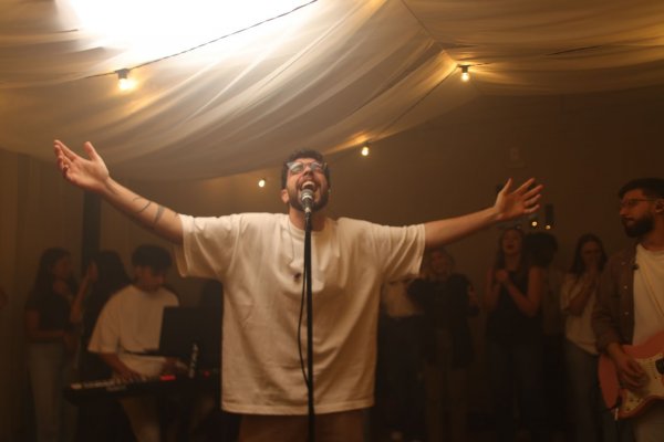 [Gabriell Júnior lança “Me Ama” single com mensagem sobre o amor de Deus! ]