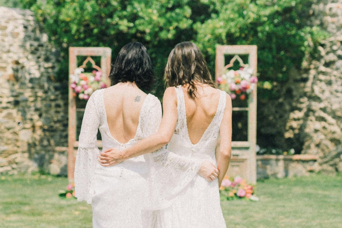 Mulheres lésbicas assumem relacionamento mais rápido? Especialistas explicam estigma de 'emocionadas'