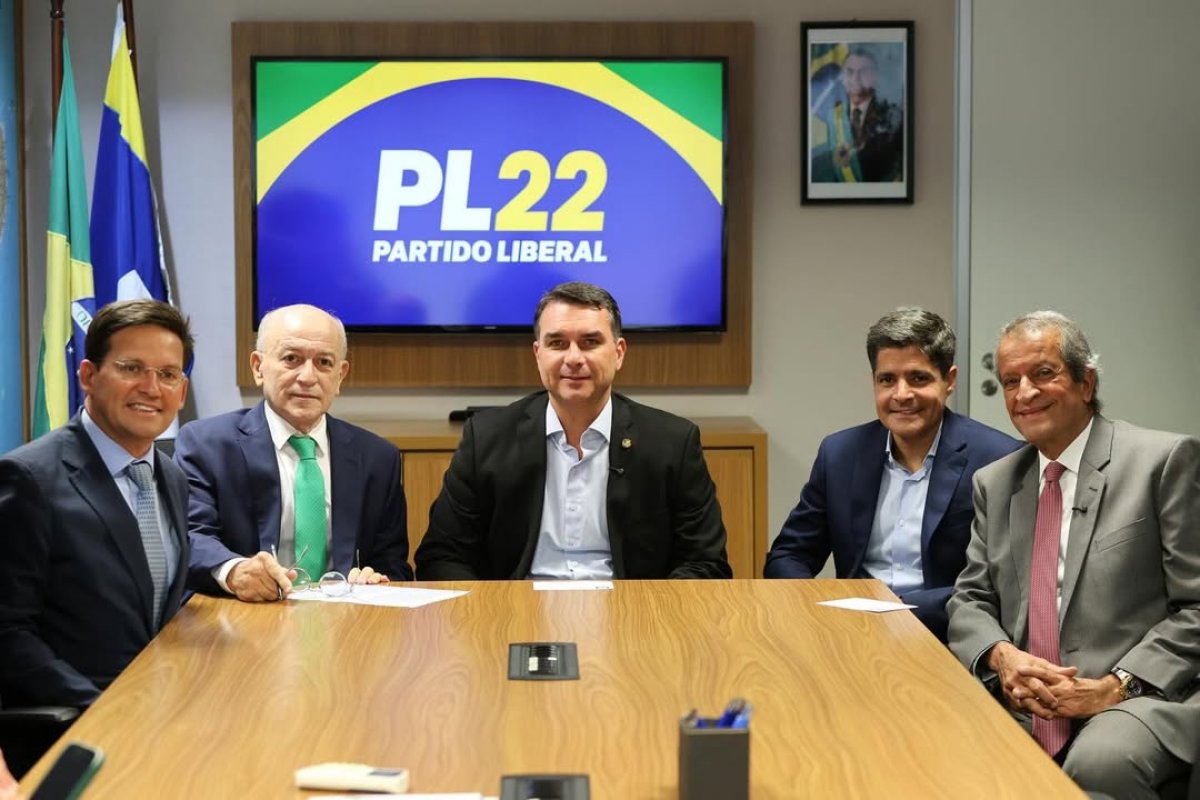ACM Neto aparece ao lado de Flávio Bolsonaro em ato que sinaliza avanço do PL na Bahia
