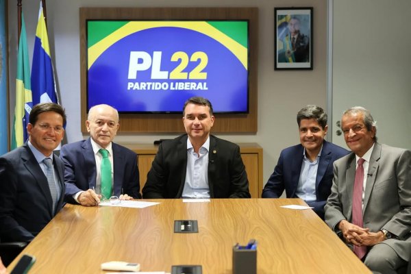 [ACM Neto aparece ao lado de Flávio Bolsonaro em ato que sinaliza avanço do PL na Bahia]