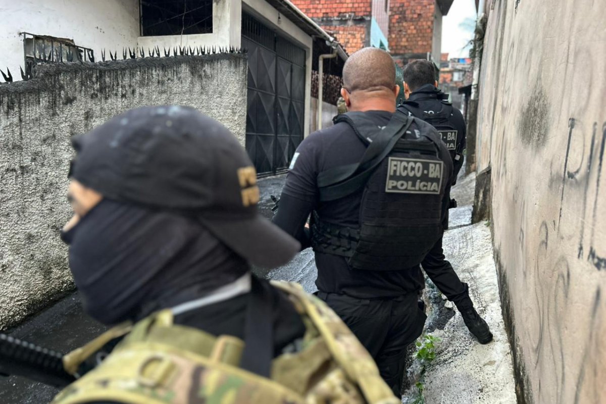 Operação contra facção prende seis suspeitos na Bahia e apreende armas e drogas