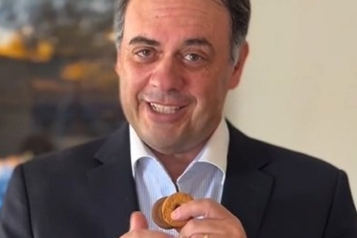 Vídeo: Médico viraliza na web ao ensinar "como depilar a rosquinha"