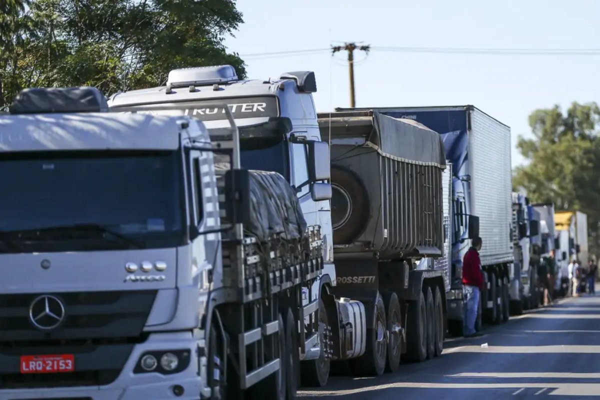 Caminhoneiros esperam medida do governo para decidir possível paralisação