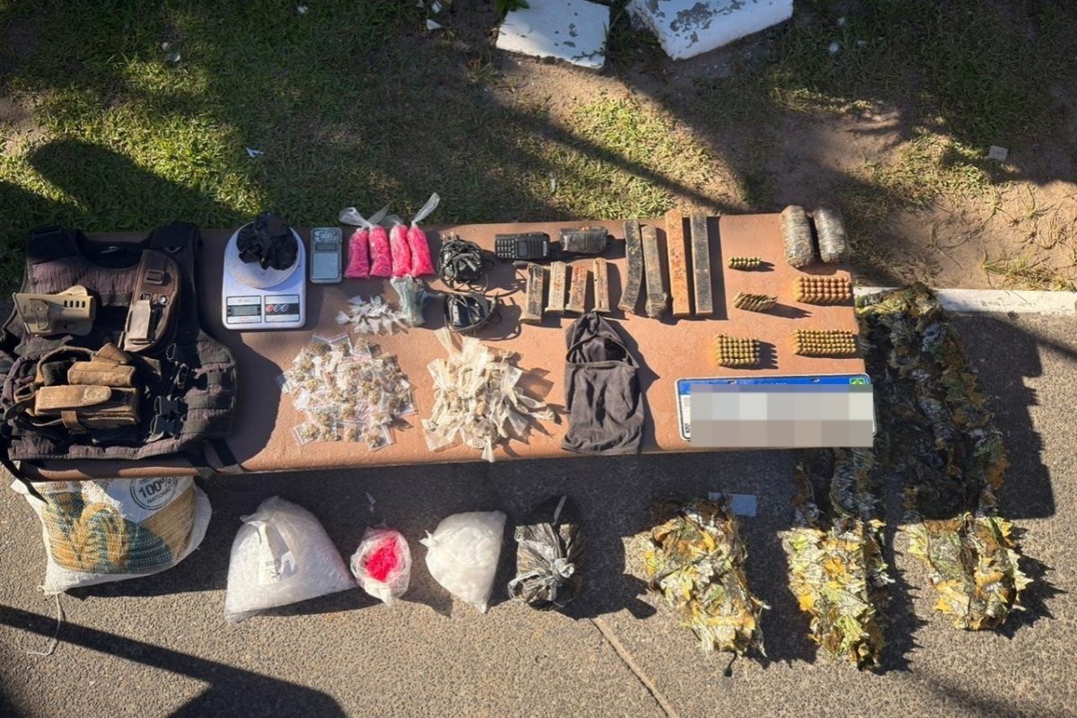 Polícia desmonta base do tráfico com drogas e material bélico em Salvador