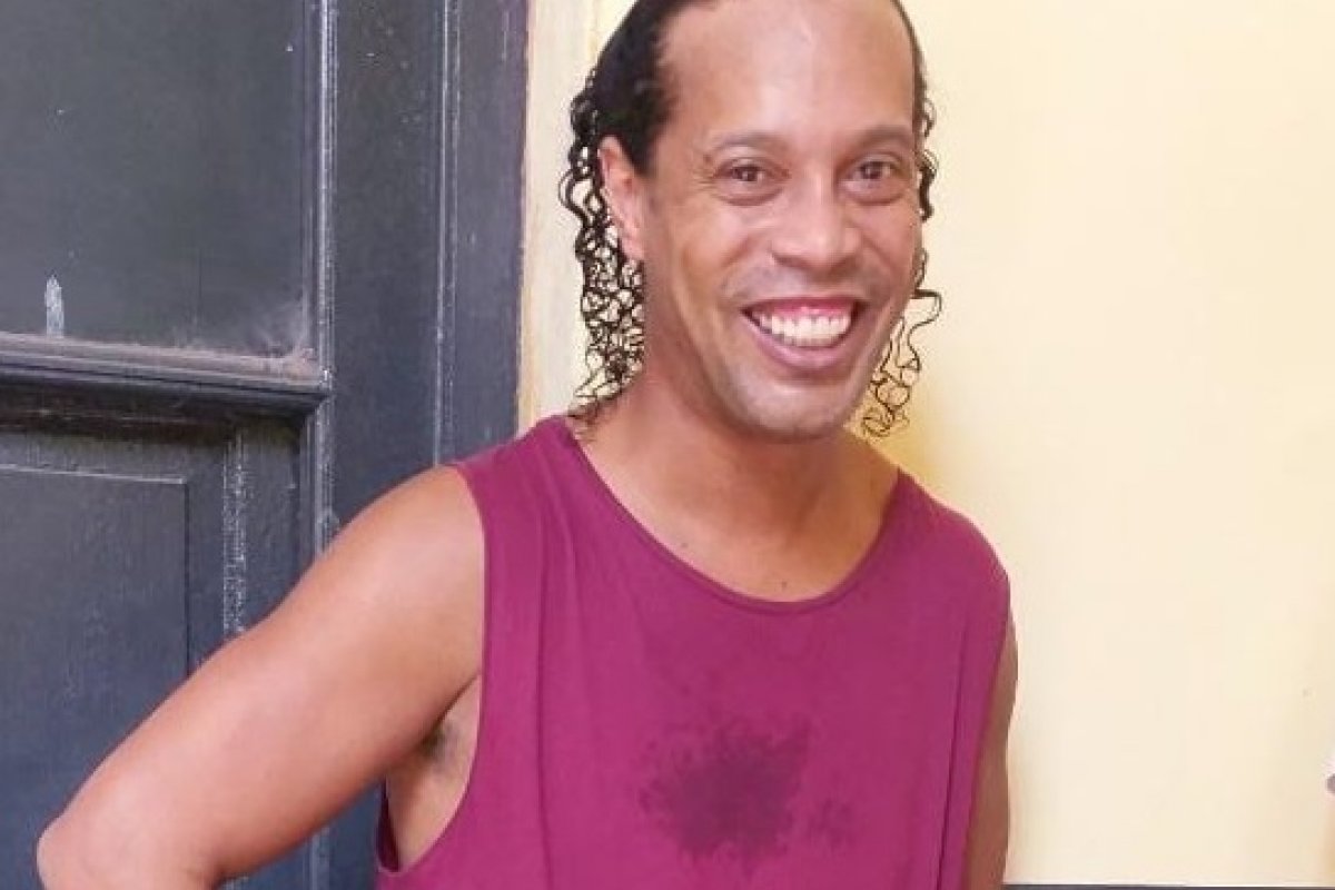 Jornalista publica imagem de Ronaldinho em penitenciária paraguaia