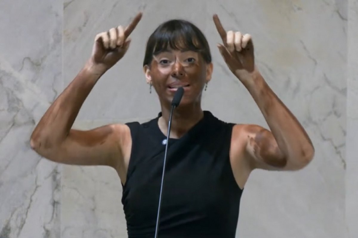 Deputada usa blackface na Alesp para criticar eleição de Erika Hilton à Comissão dos Direitos da Mulher