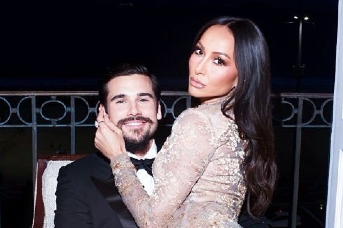 Nicolas Prattes surge de smoking no Golden Globes Tribute Gala Brazil ao lado de Sabrina Sato!