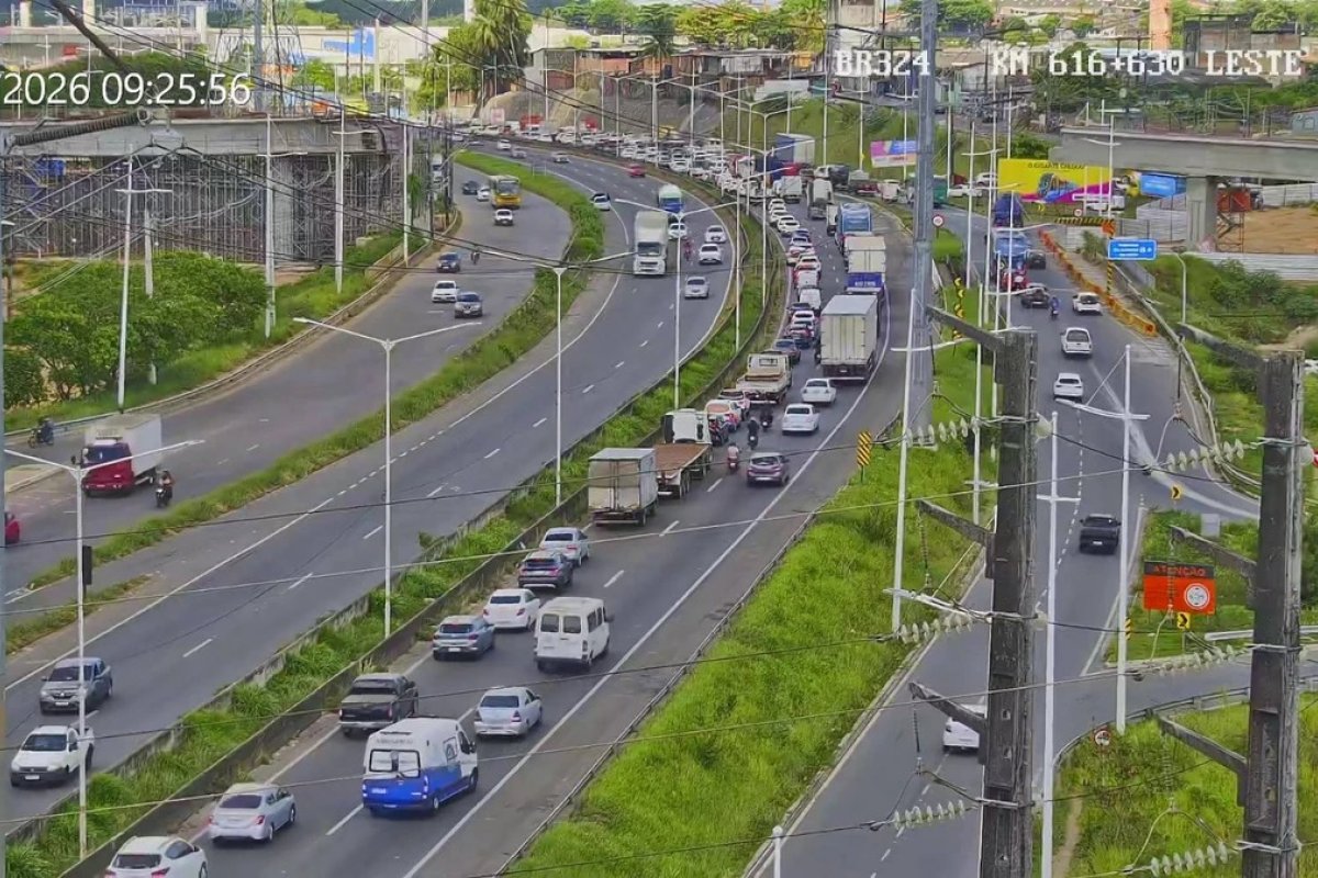 Protesto de motoristas causa congestionamento de 5 km na BR-324