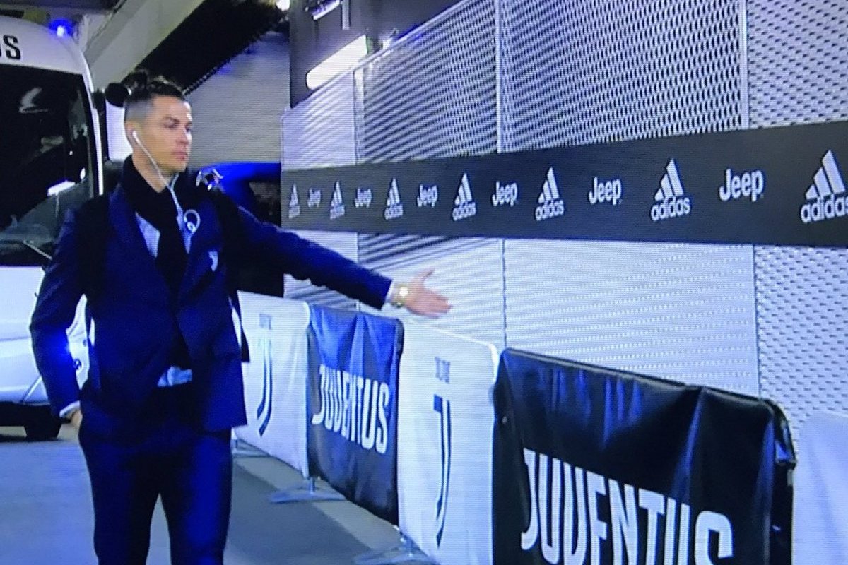 Em jogo de portões fechados, Cristiano Ronaldo brinca com ausência de torcedores; veja vídeo