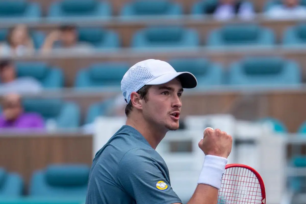 João Fonseca vence estreia em Miami e terá Alcaraz na 2ª rodada