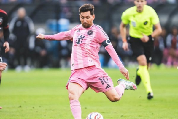 [Messi chega aos 900 gols e entra na corrida pelo milésimo com Cristiano Ronaldo]