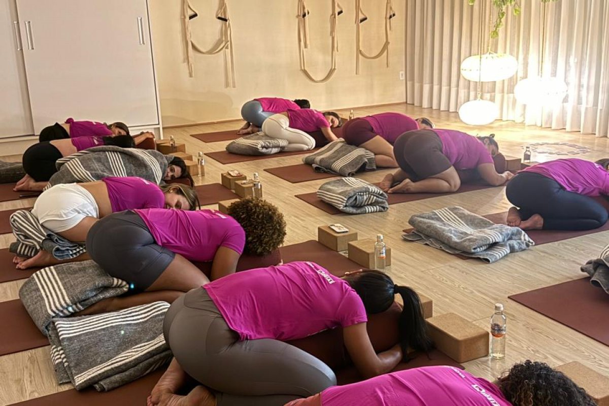 Reverbere Experience do Mês da Mulher reuniu público em noite de bem-estar e conexão com yoga e brunch saudável! 