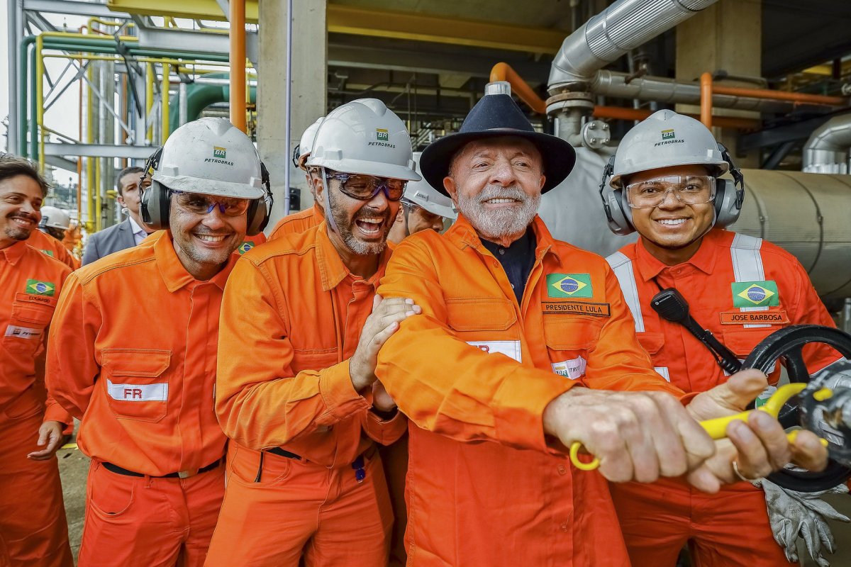 Lula defende estoque de combustível no Brasil para consumidor não ficar “chupando dedo”