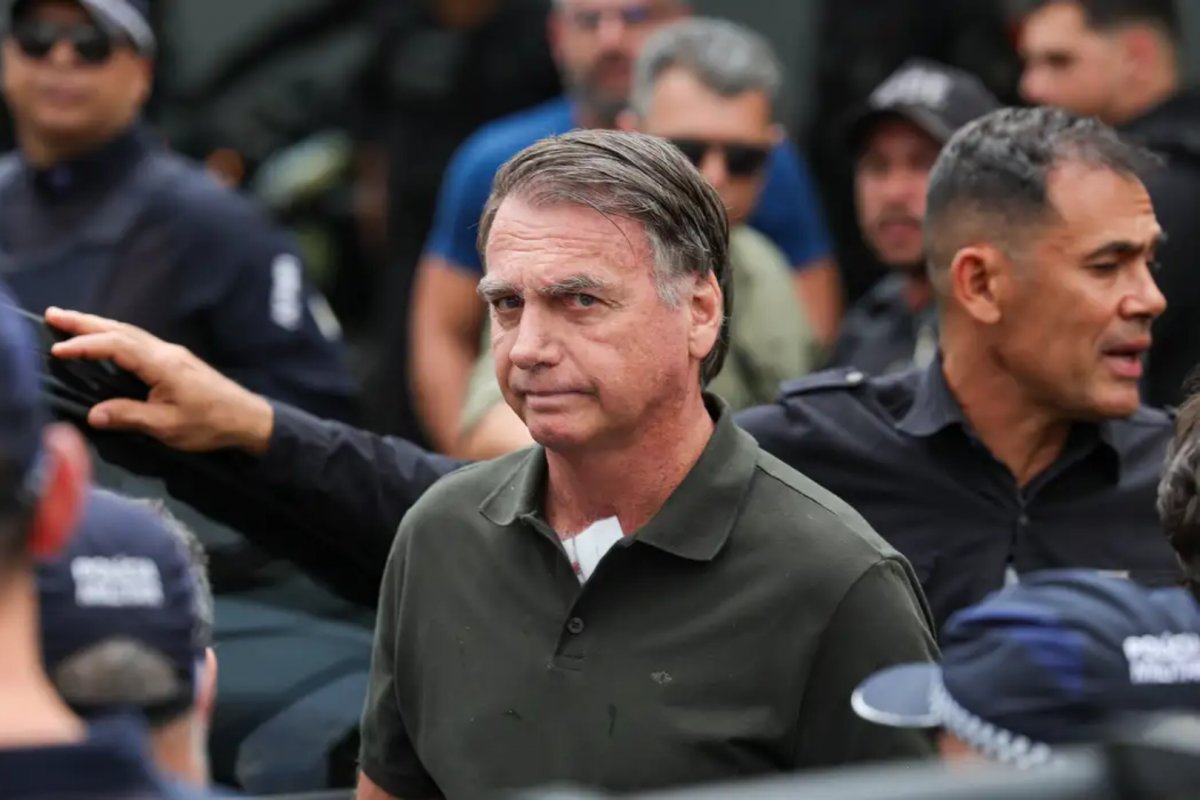 Bolsonaro completa 71 anos internado em hospital do DF e preso por golpe
