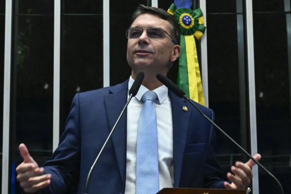 [Flávio Bolsonaro diz que ex-presidente ainda não está “100%” e segue na UTI]
