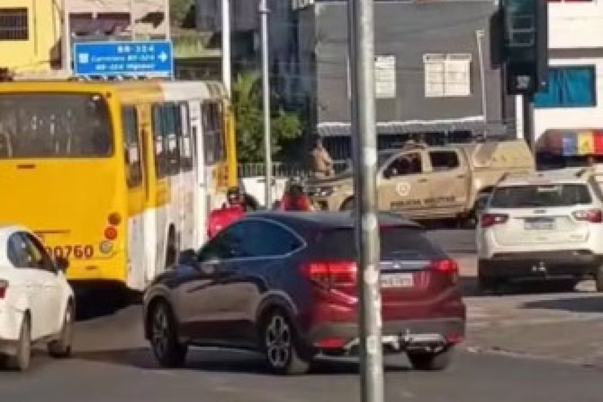 Policial da reserva atira após discussão no trânsito e homem fica ferido