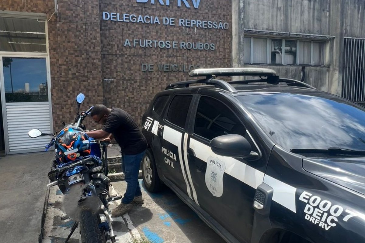 PM recupera motocicleta com restrição de roubo em Pirajá