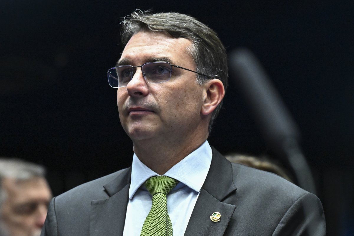 Flávio Bolsonaro inicia pré-campanha no NE com defesa de domiciliar para Jair e discurso anti-PT