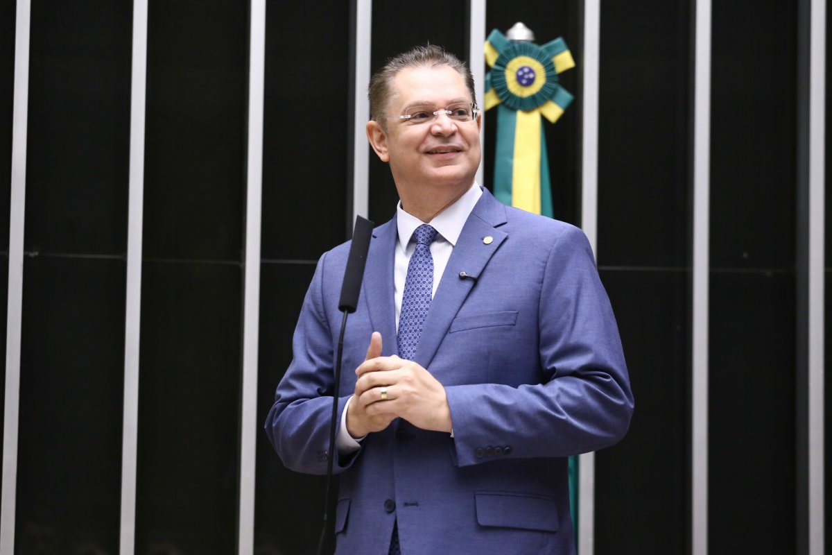 Líder do PL na Câmara avalia deixar cargo após janela partidária, afirma coluna