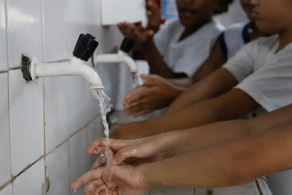 Brasil reduz pela metade o número de escolas sem acesso a água, aponta Unicef