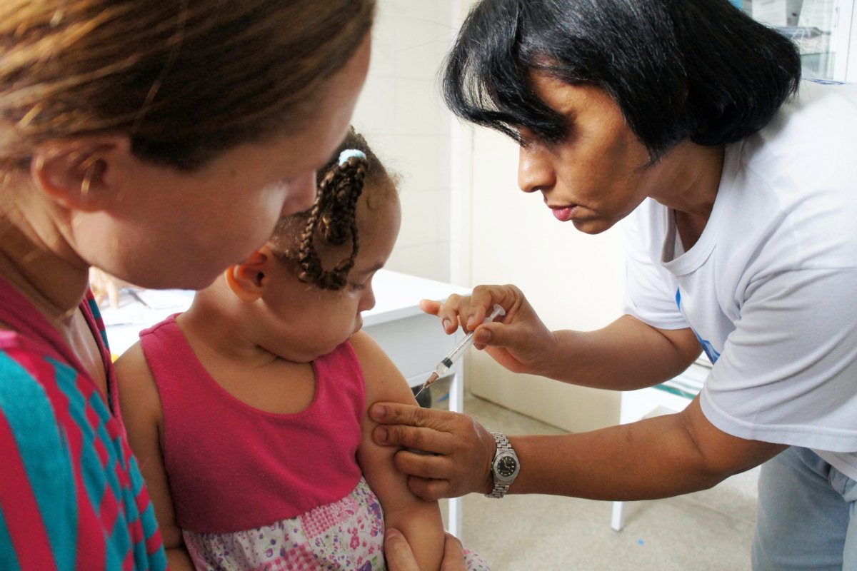 Mais de 1,3 milhões de doses contra a influenza chegam na Bahia; campanha começa no próximo sábado (28)