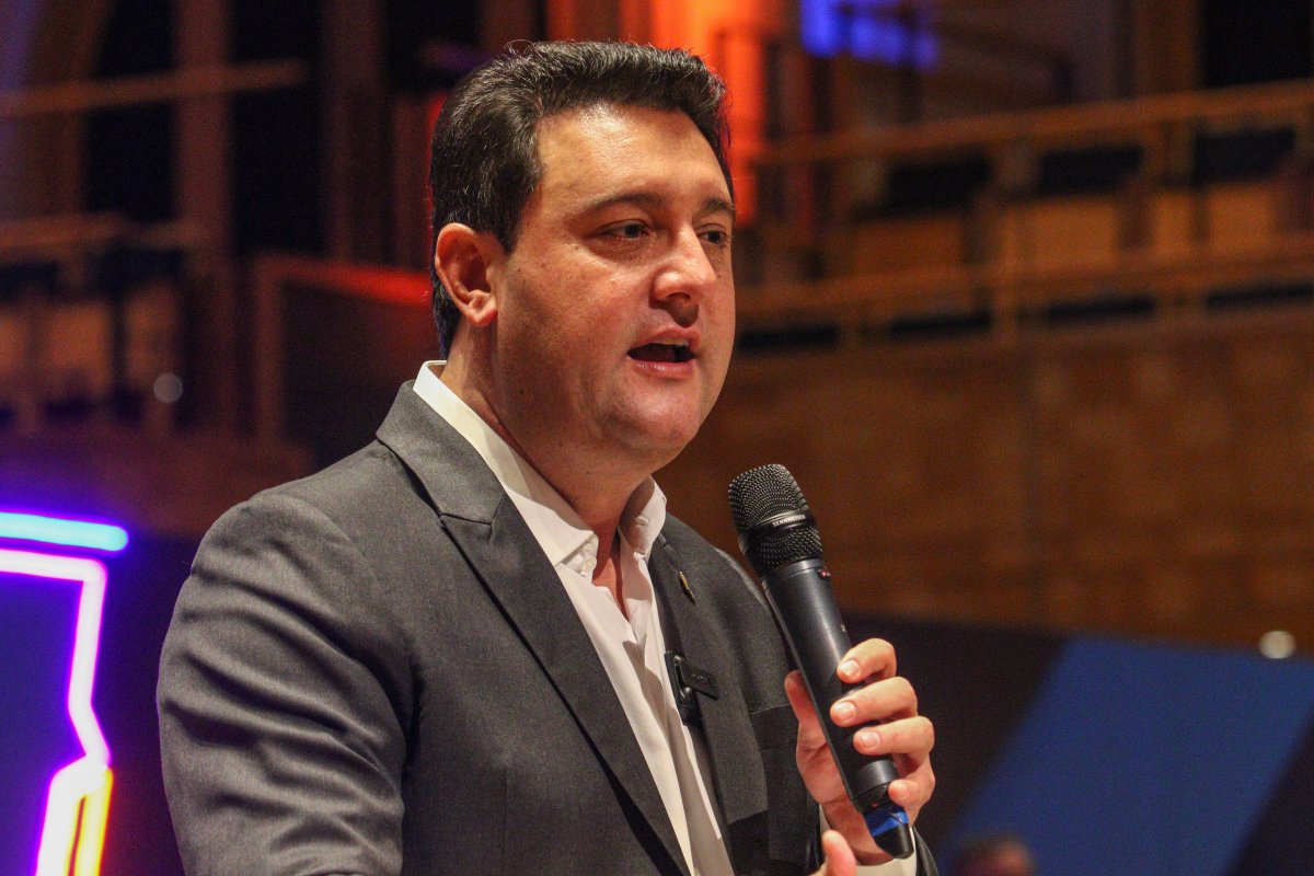 Ratinho Junior desiste de pré-candidatura à Presidência e confirma que seguirá no Governo do Paraná