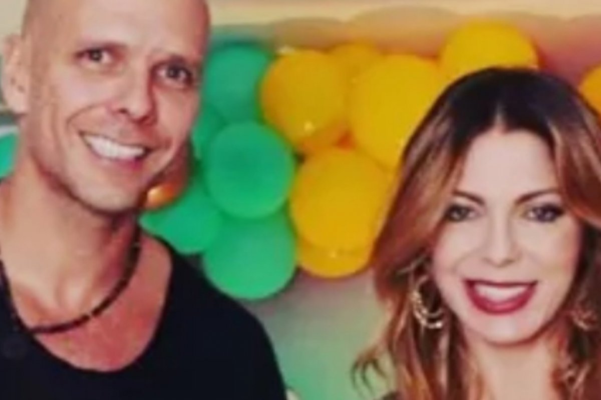 Internauta chama Sheila Mello de prostituta e ex marido da dançarina sai na defesa