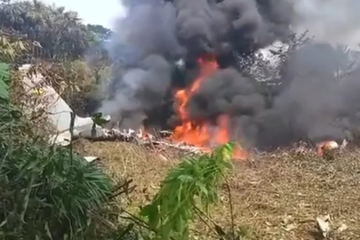 Vídeo: Avião militar com 125 pessoas cai na Colômbia e deixa ao menos 8 mortos