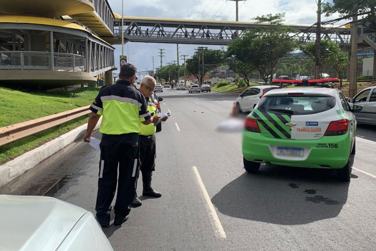 Pedestre é atropelado e morre na Av. Paralela
